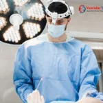 Αγγειοχειρουργός στο χειρουργείο πριν από θεραπεία κιρσών με ενδοαυλικό laser